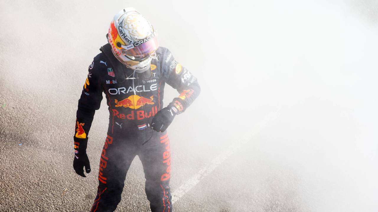 Max Verstappen steht nach seinem Aus beim Großen Preis von Australien neben seinem Red-Bull-Boliden.