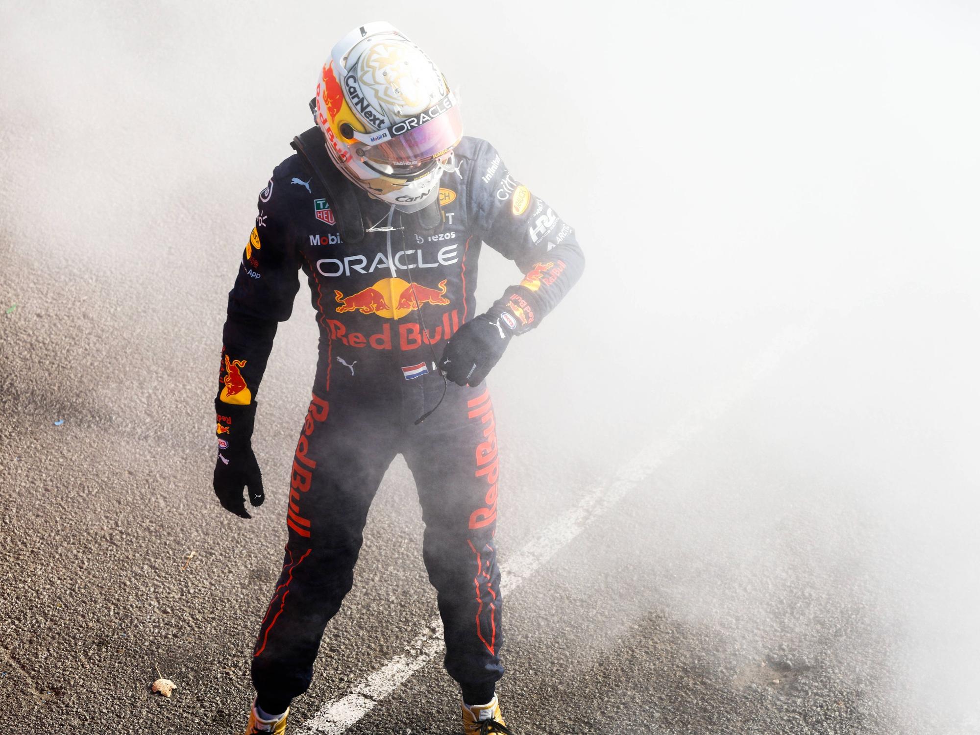 Max Verstappen steht nach seinem Aus beim Großen Preis von Australien neben seinem Red-Bull-Boliden.