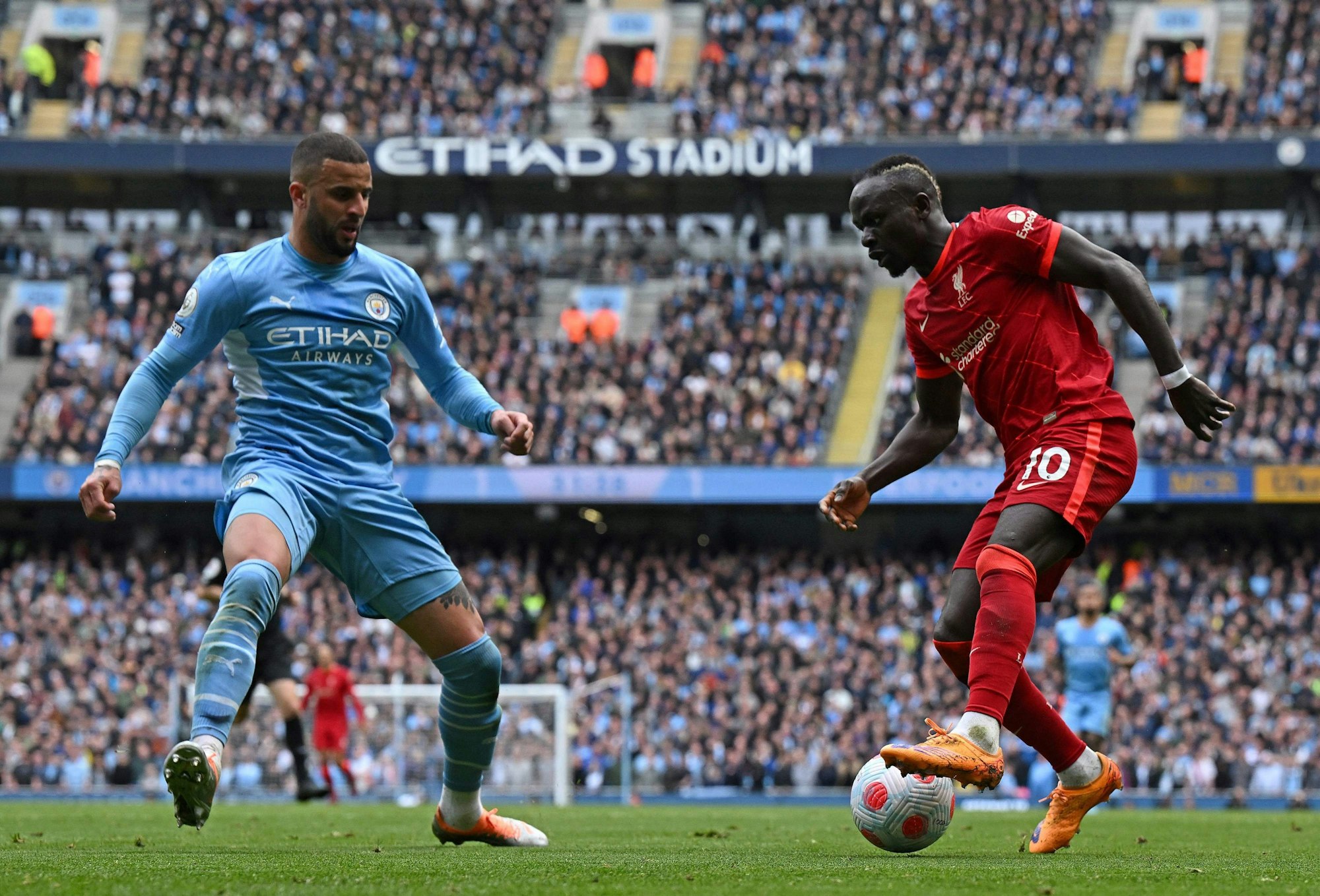 Sadioe Mane geht gegen Kyle Walker ins Dribbling.
