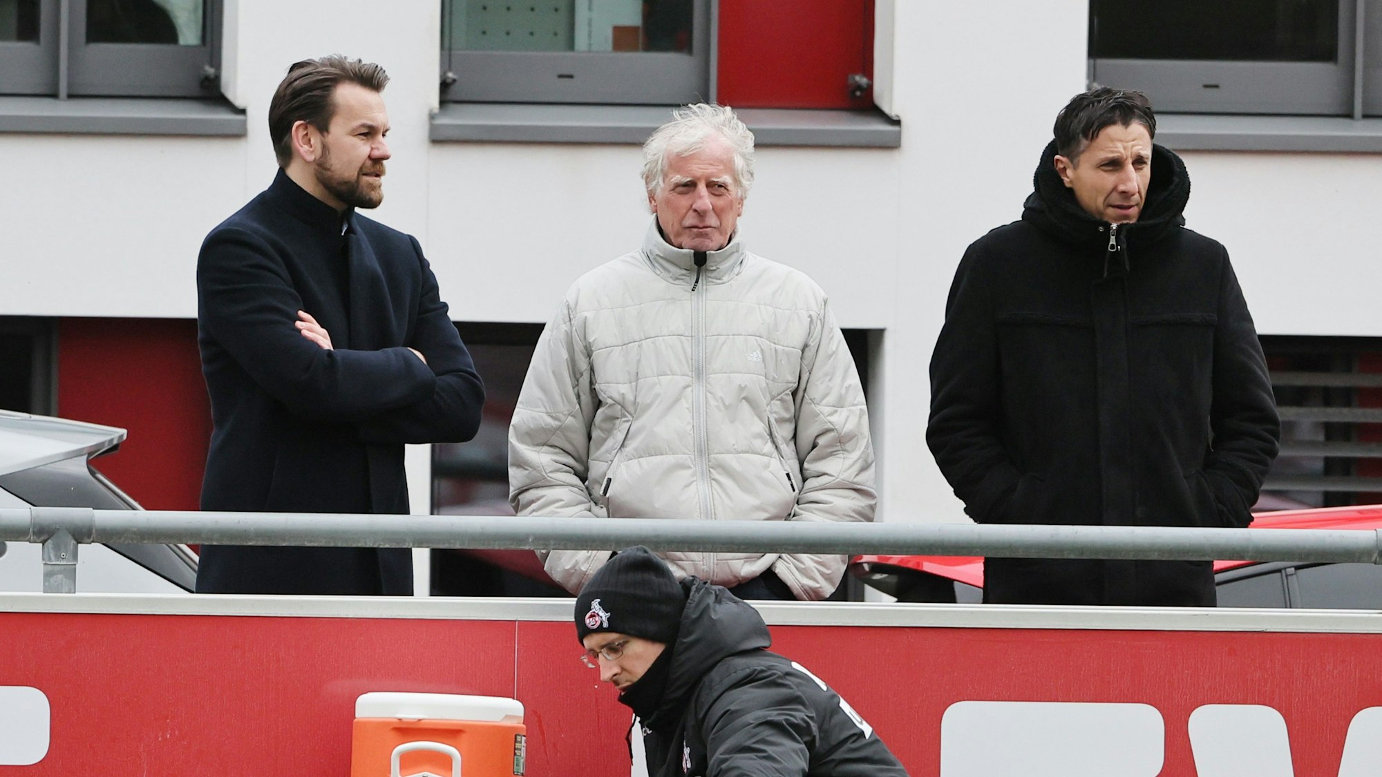 Thomas Kessler beobachtet das Training des 1. FC Köln.