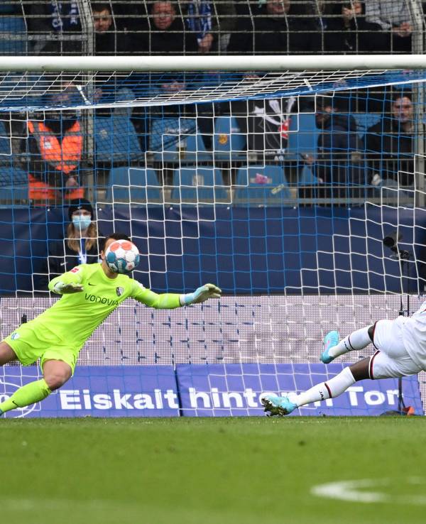 Moussa Diaby scheitert per kuriosem Elfmeter-Fehlschuss im Spiel von Bayer Leverkusen beim VfL Bochum.