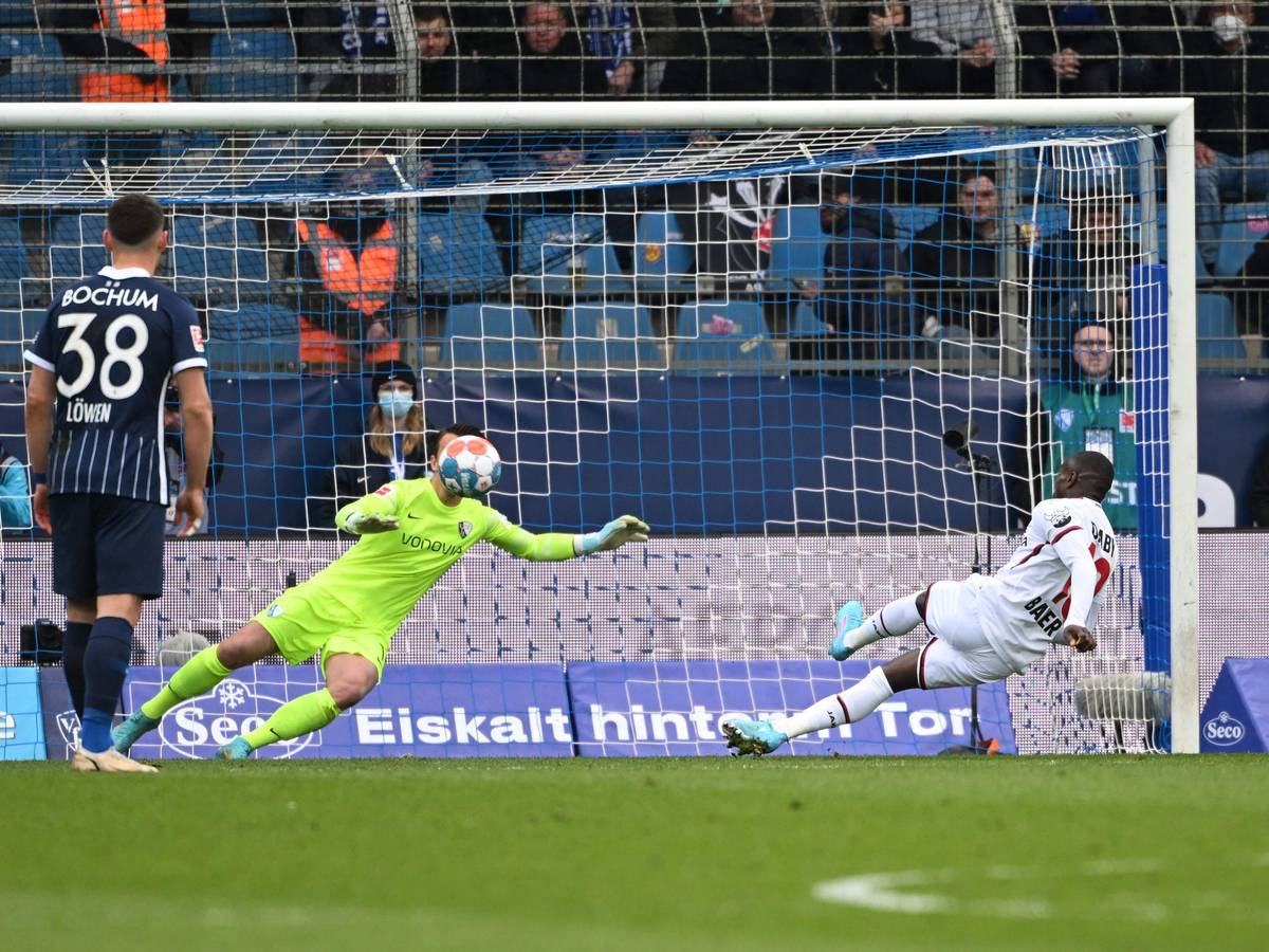 Moussa Diaby scheitert per kuriosem Elfmeter-Fehlschuss im Spiel von Bayer Leverkusen beim VfL Bochum.