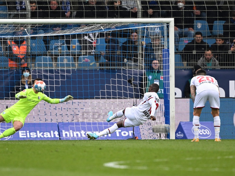 Moussa Diaby scheitert per kuriosem Elfmeter-Fehlschuss im Spiel von Bayer Leverkusen beim VfL Bochum.