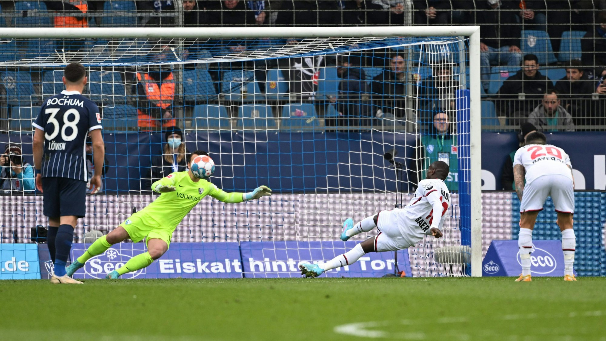 Moussa Diaby scheitert per kuriosem Elfmeter-Fehlschuss im Spiel von Bayer Leverkusen beim VfL Bochum.
