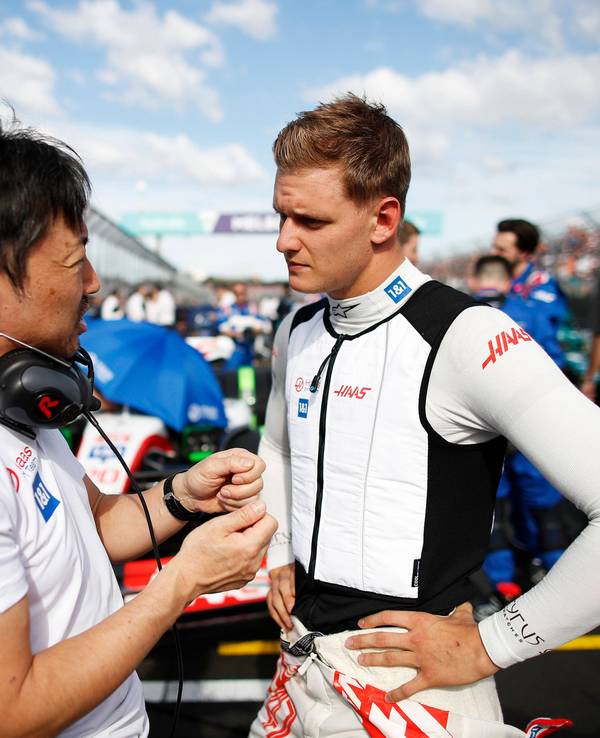 Mick Schumacher spricht vor dem Rennen mit dem Haas Chef-Ingenieur Ayao Komatsu.