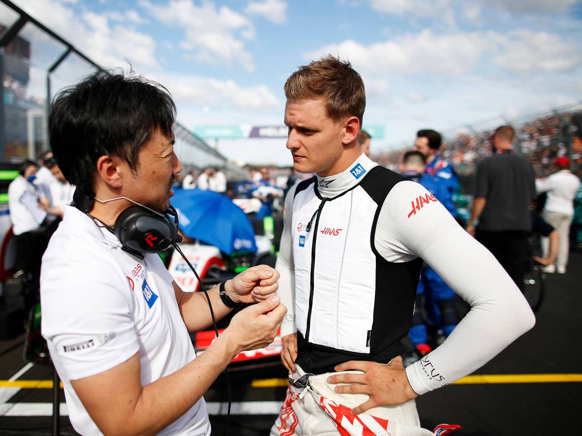 Mick Schumacher spricht vor dem Rennen mit dem Haas Chef-Ingenieur Ayao Komatsu.