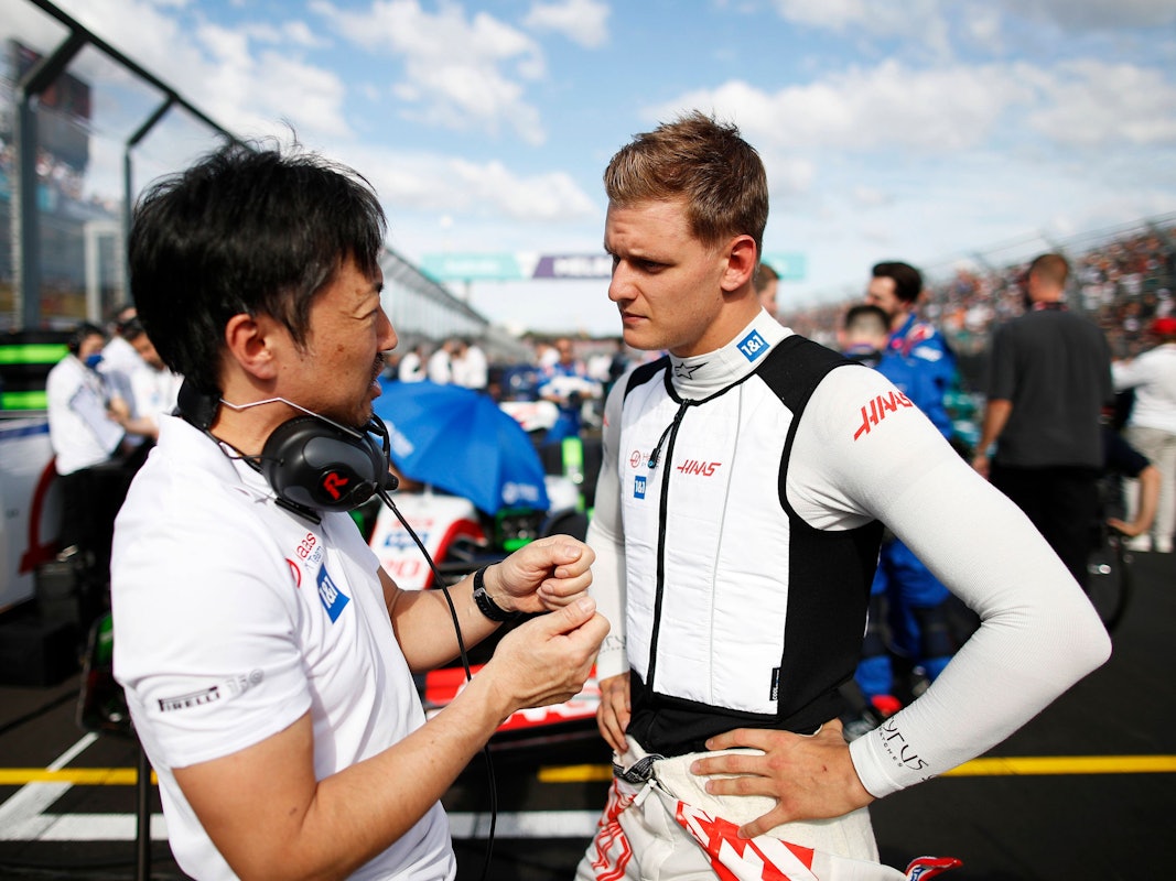 Mick Schumacher spricht vor dem Rennen mit dem Haas Chef-Ingenieur Ayao Komatsu.