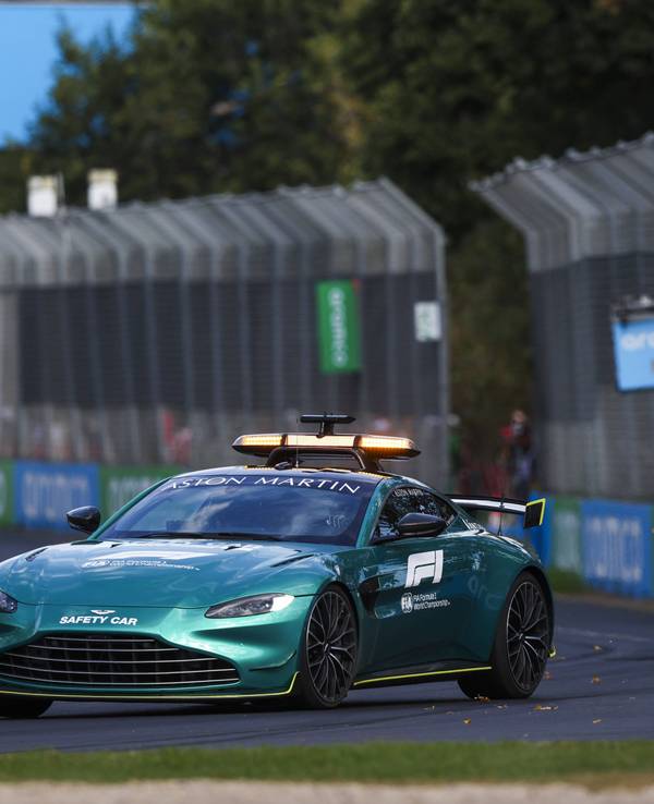 Das Safety Car fährt während des Großen Preis von Australien vor Charles Leclerc auf der Strecke.