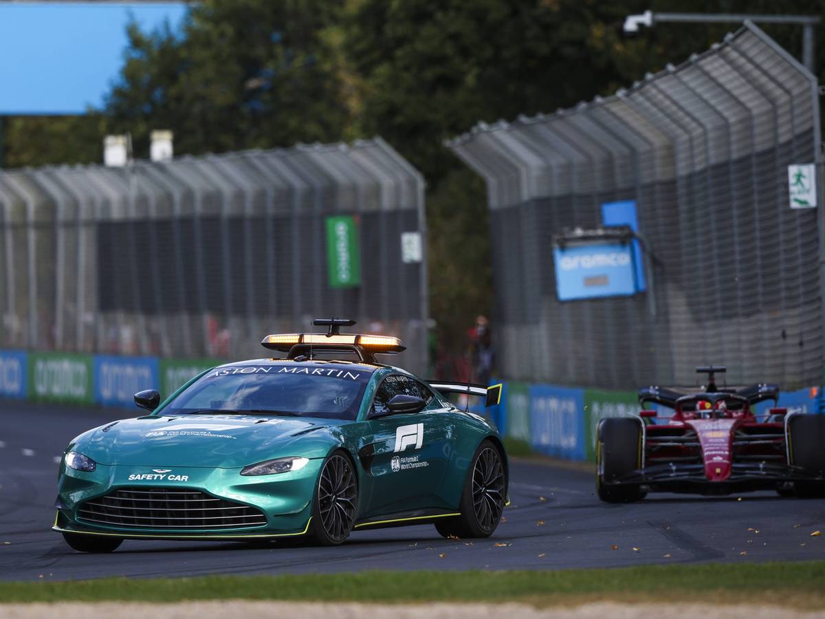 Das Safety Car fährt während des Großen Preis von Australien vor Charles Leclerc auf der Strecke.