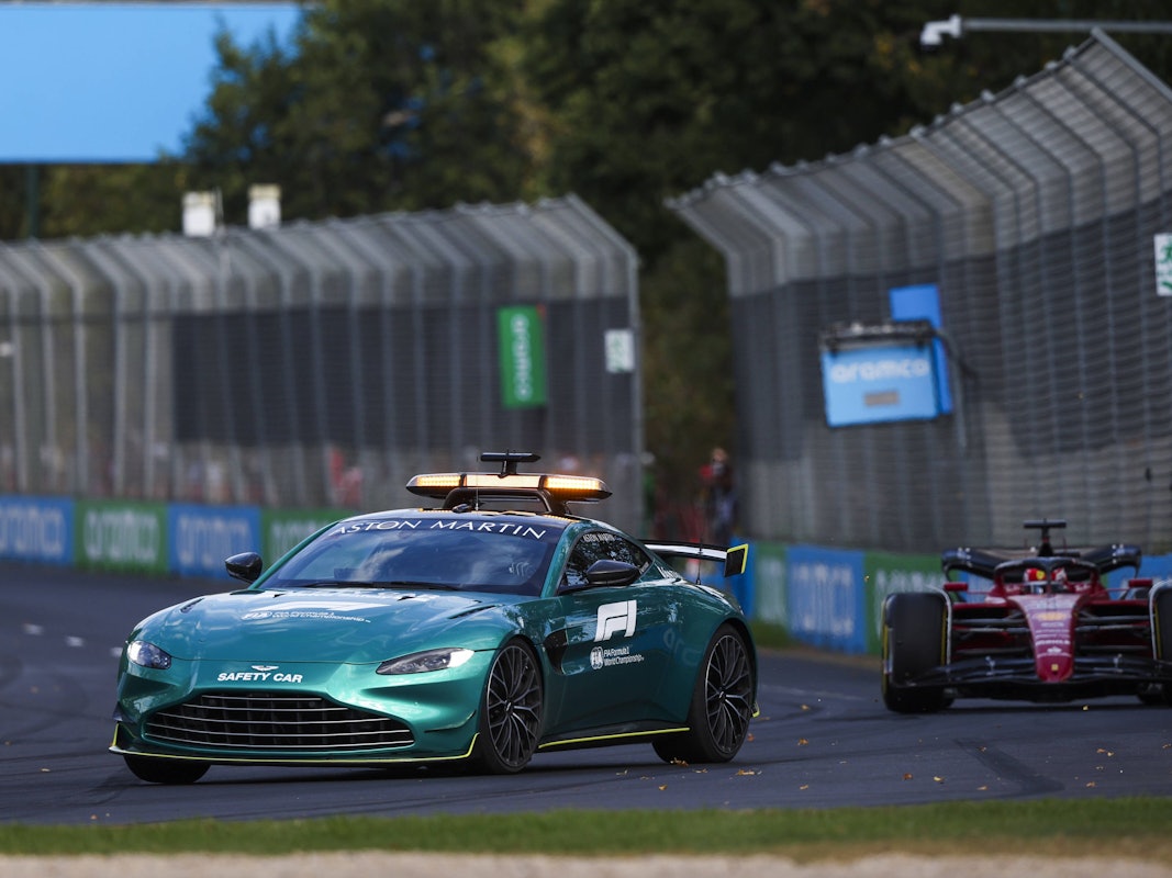 Das Safety Car fährt während des Großen Preis von Australien vor Charles Leclerc auf der Strecke.