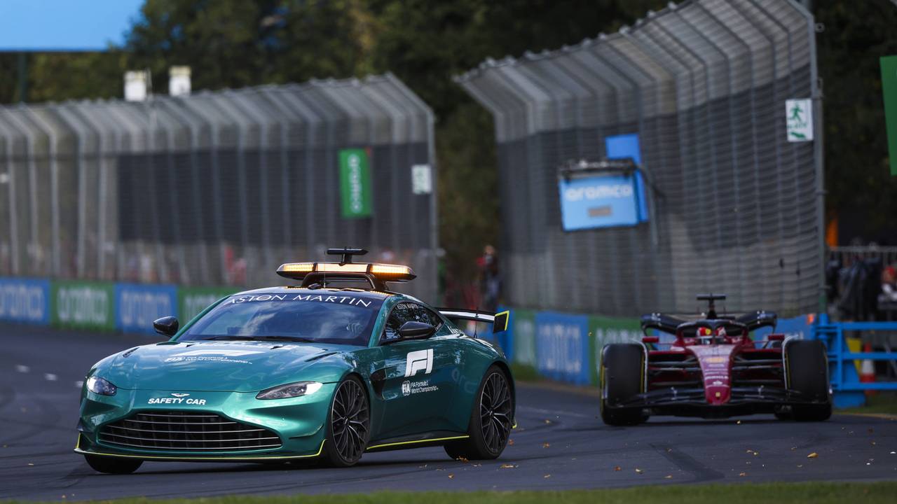 Das Safety Car fährt während des Großen Preis von Australien vor Charles Leclerc auf der Strecke.