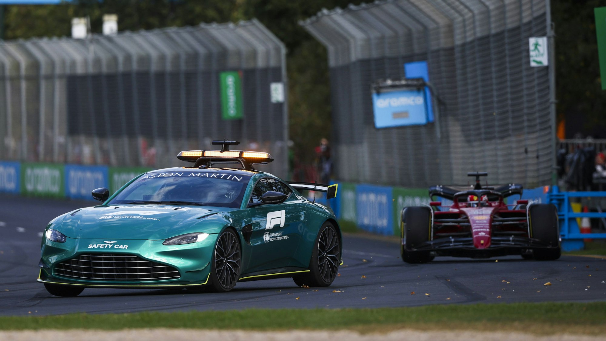 Das Safety Car fährt während des Großen Preis von Australien vor Charles Leclerc auf der Strecke.