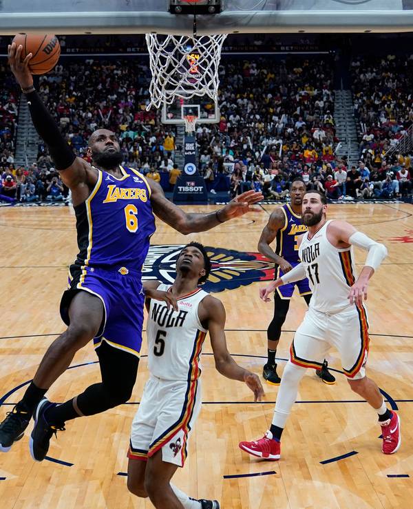 LeBron James zieht zum Korb.
