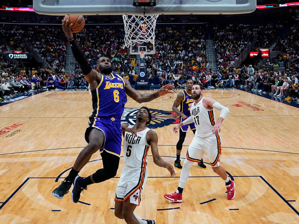 LeBron James zieht zum Korb.