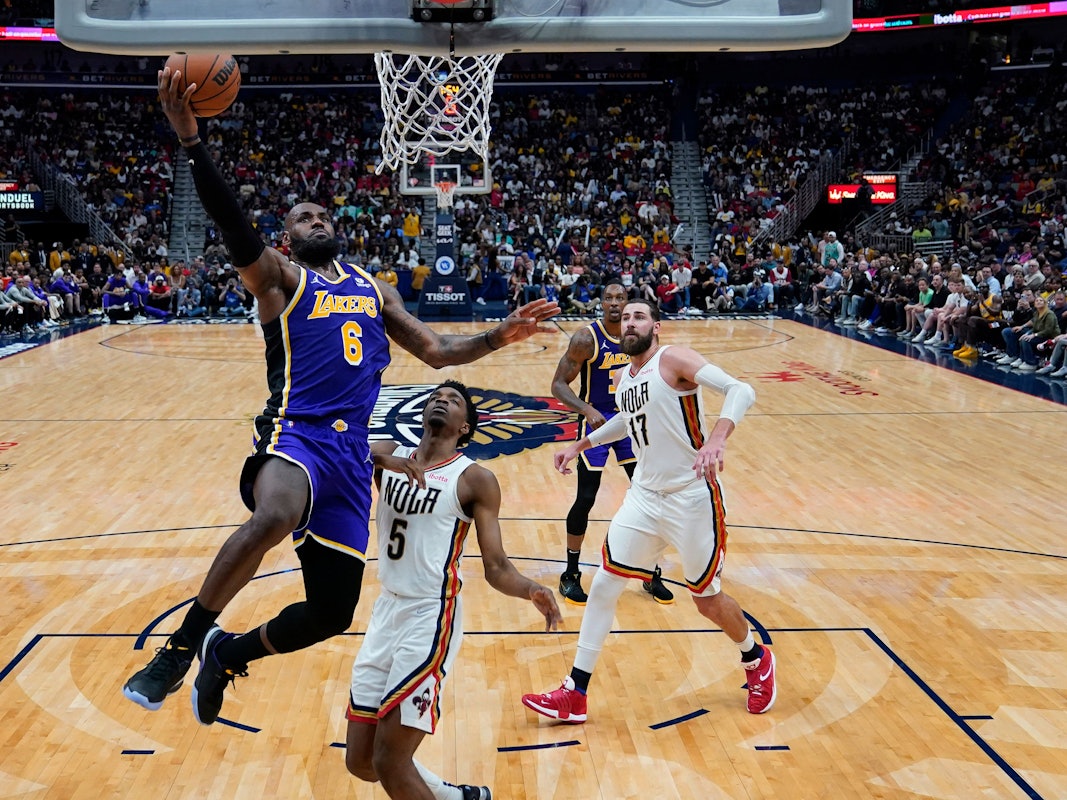 LeBron James zieht zum Korb.