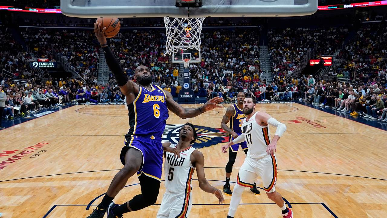 LeBron James zieht zum Korb.