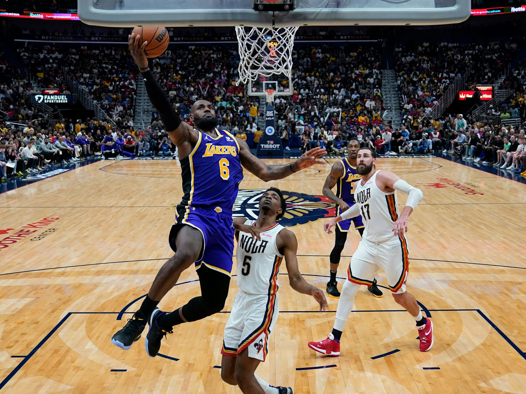 LeBron James zieht zum Korb.