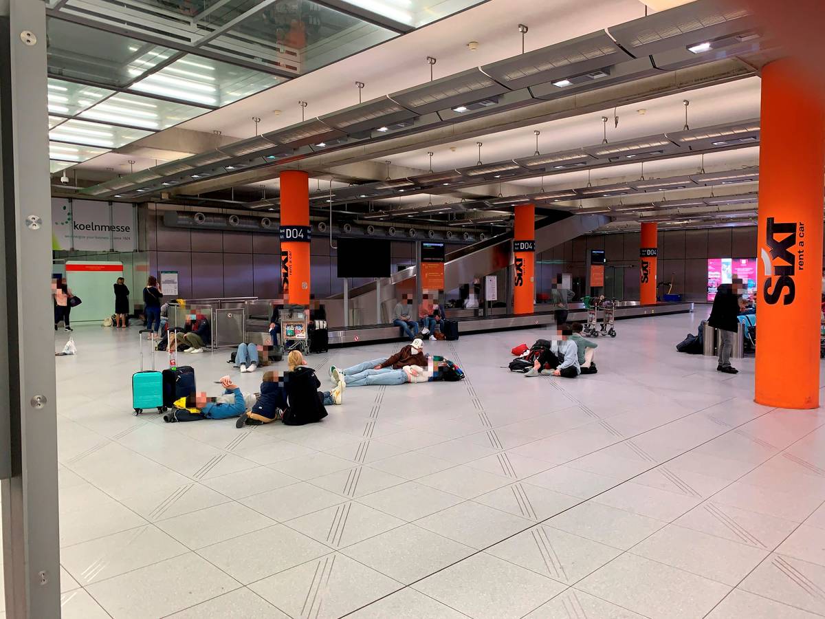 Fluggäste warten im Flughafen Köln/Bonn auf ihr Gepäck.