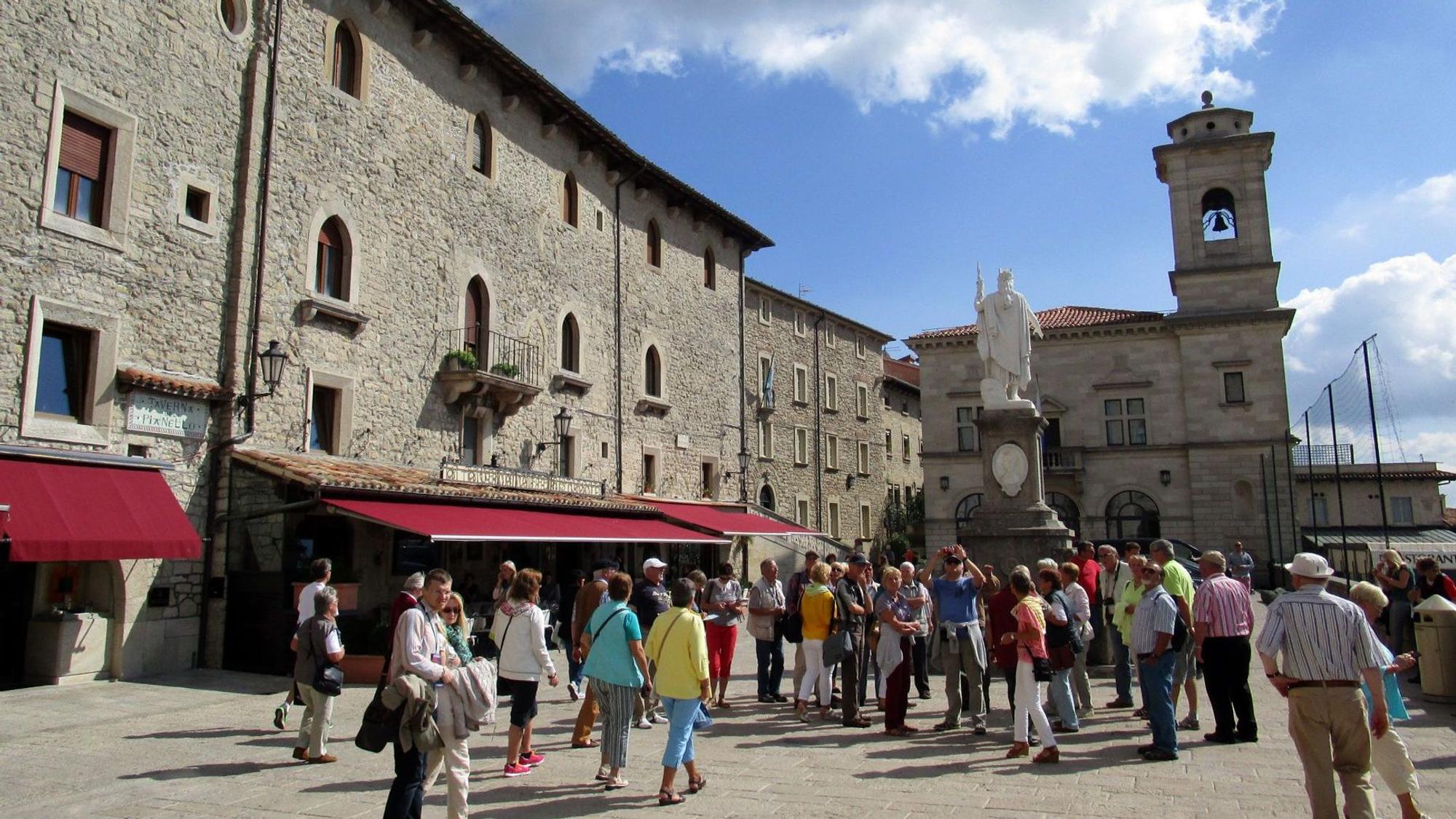 Touristen spazieren am 26.09.2014 über die Piazza Liberta im Zentrum von San Marino.