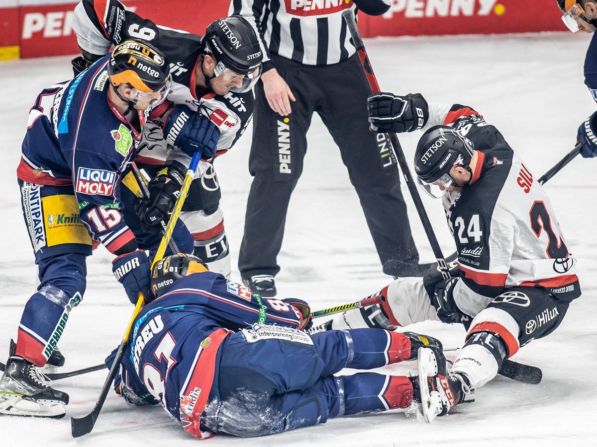 Intensives Duell um den Puck zwischen den Eisbären Berlin und den Kölner Haien in den DEL-Playoffs.