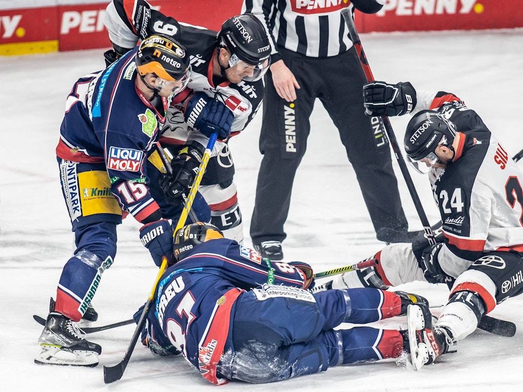 Intensives Duell um den Puck zwischen den Eisbären Berlin und den Kölner Haien in den DEL-Playoffs.