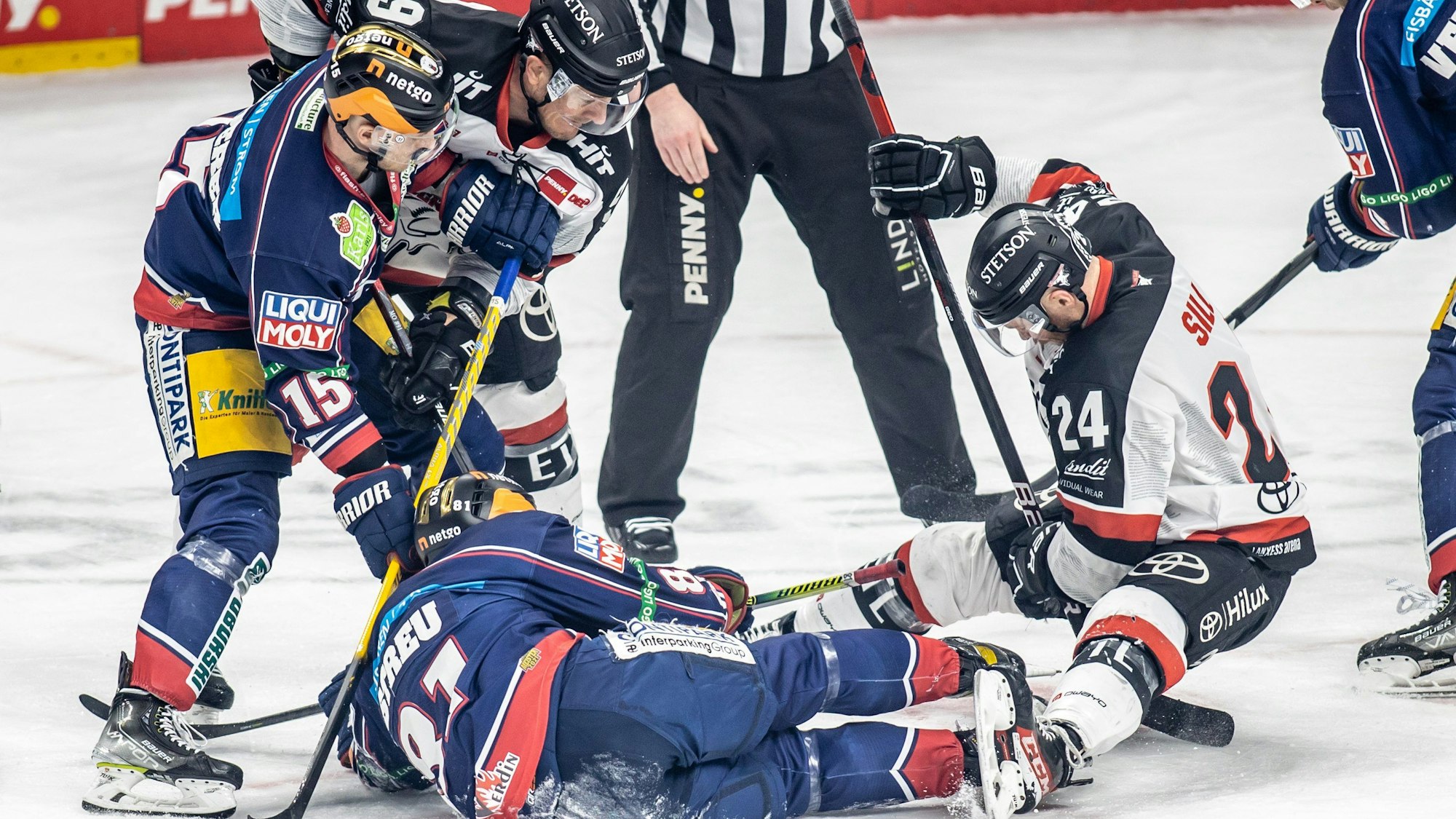 Intensives Duell um den Puck zwischen den Eisbären Berlin und den Kölner Haien in den DEL-Playoffs.