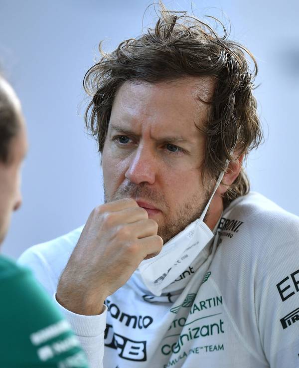Sebastian Vettel im Gespräch mit einem Ingenieur seines Teams Aston Martin in der Formel 1.