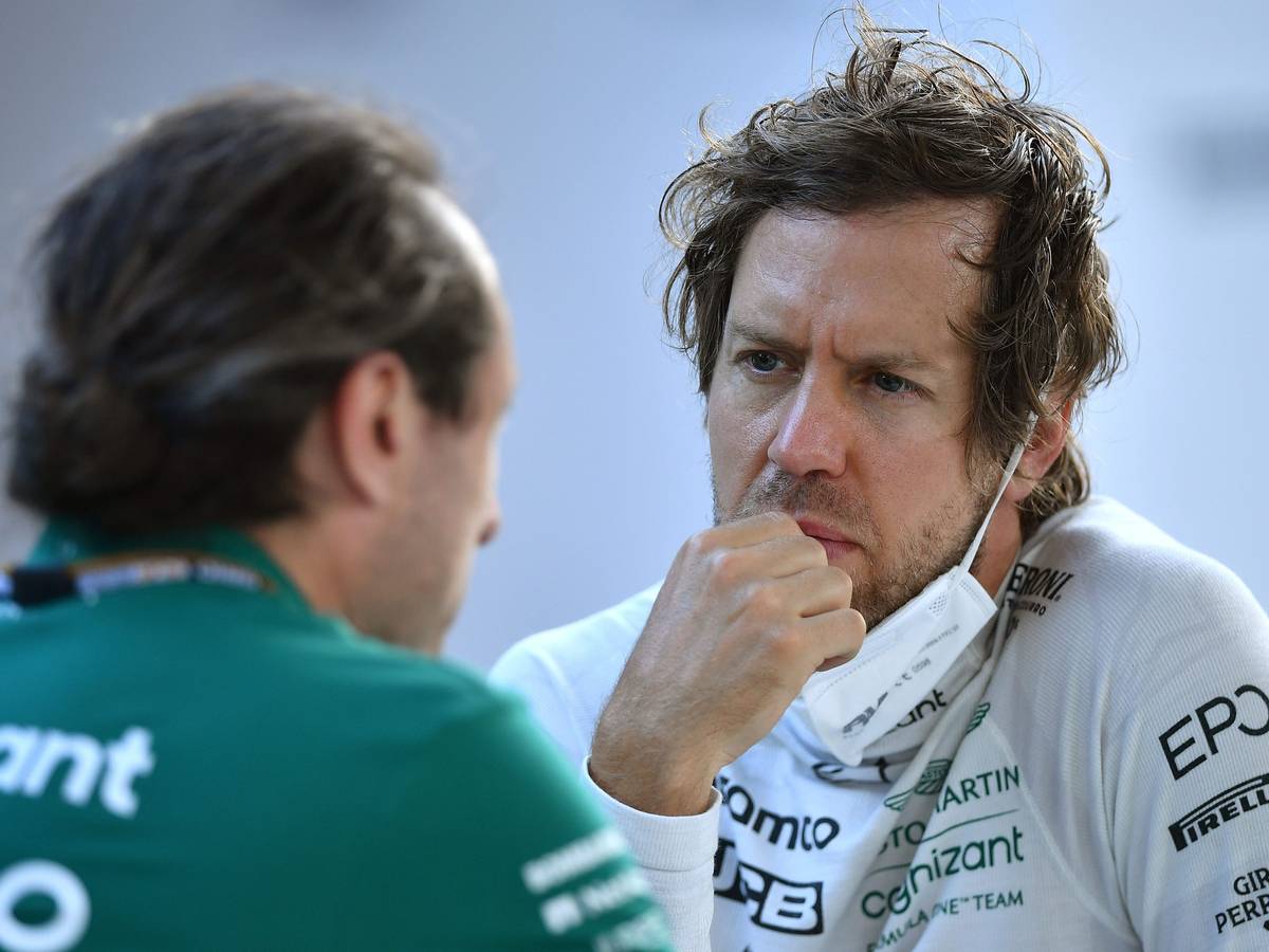 Sebastian Vettel im Gespräch mit einem Ingenieur seines Teams Aston Martin in der Formel 1.