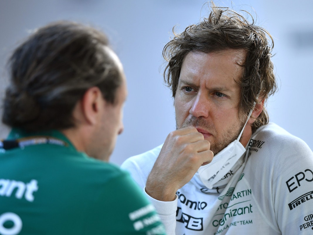 Sebastian Vettel im Gespräch mit einem Ingenieur seines Teams Aston Martin in der Formel 1.