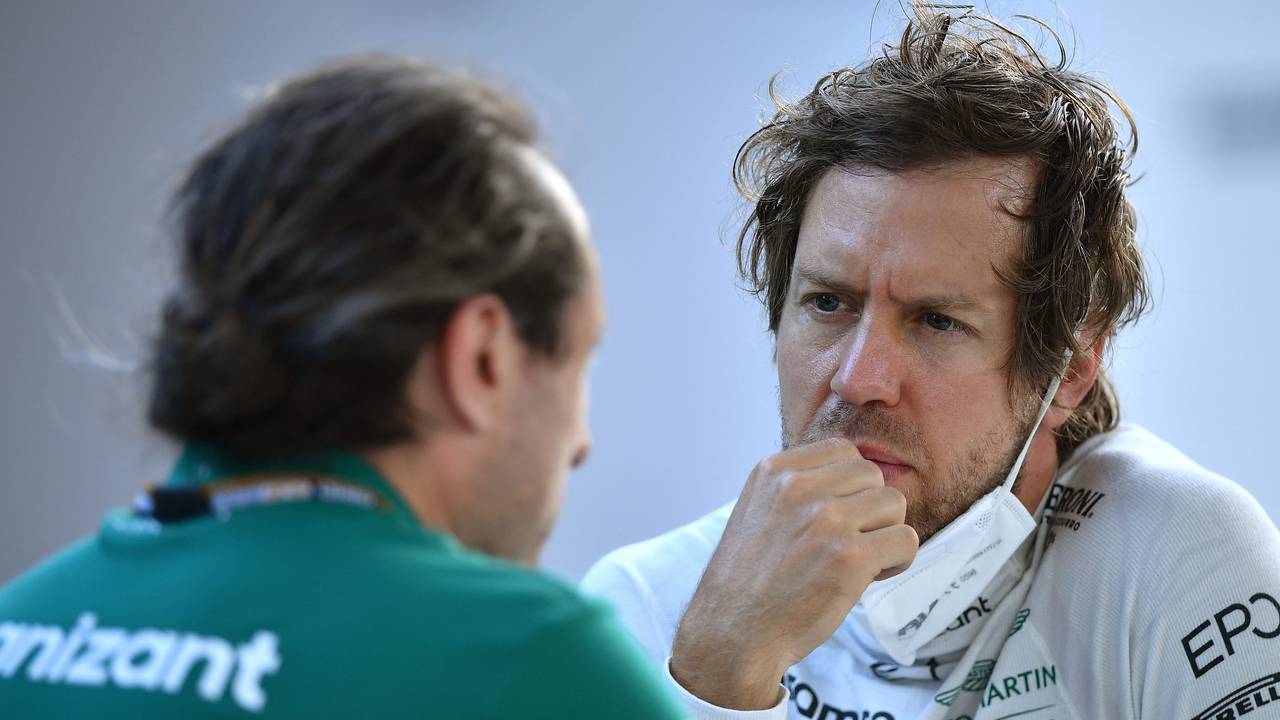 Sebastian Vettel im Gespräch mit einem Ingenieur seines Teams Aston Martin in der Formel 1.