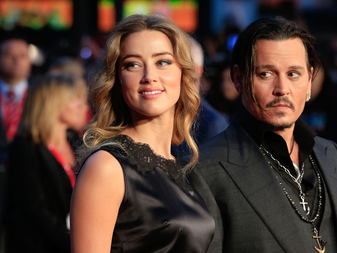 Das Archivfoto zeigt die US-Schauspielerin Amber Heard und ihren Mann Johnny Depp zusammen in London im Jahr 2015.