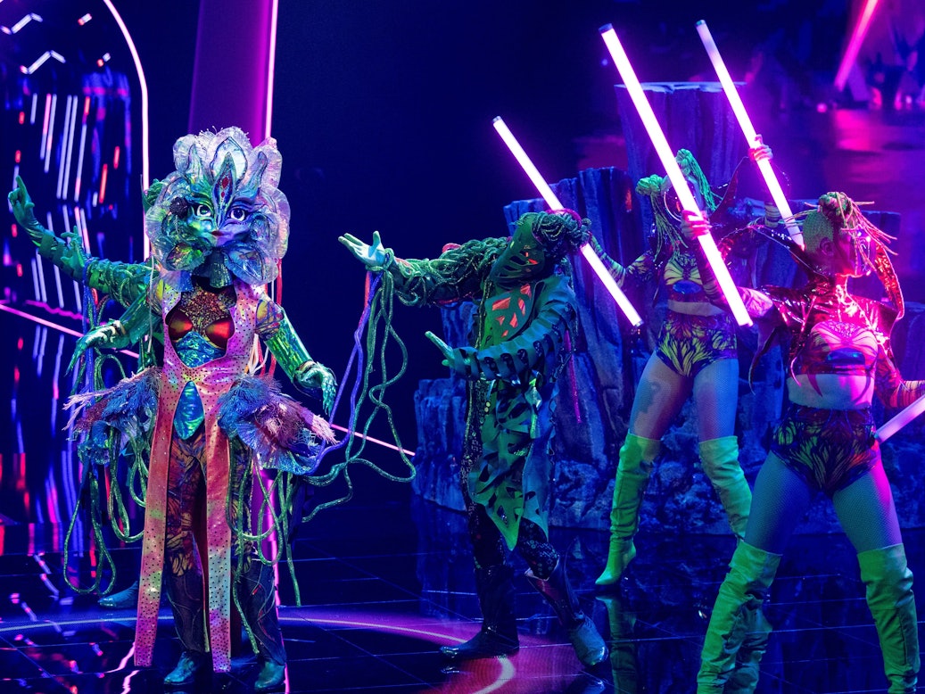 Die Figur „Galax'Sis“ steht in der Prosieben-Show „The Masked Singer“ auf der Bühne.