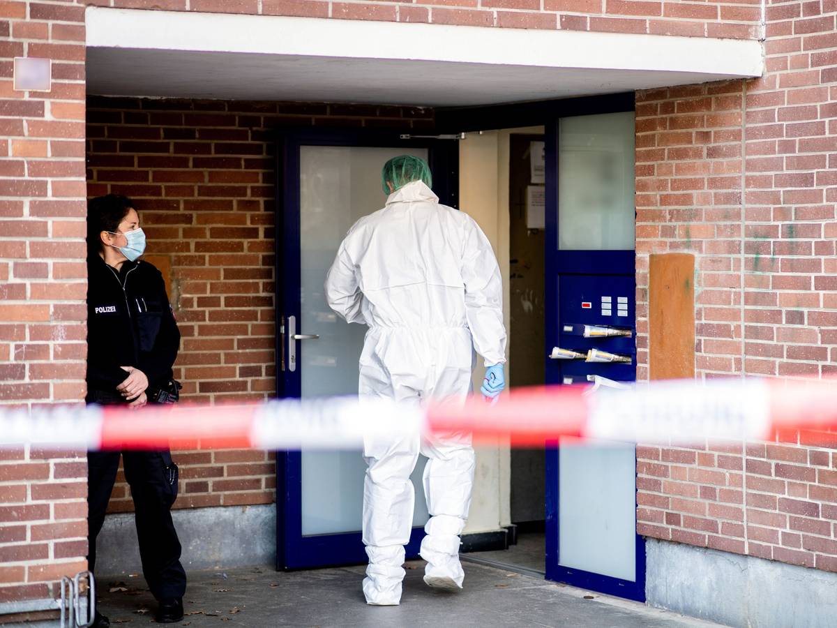 Ein Ermittler der Spurensicherung betritt ein Mehrfamilienhaus.