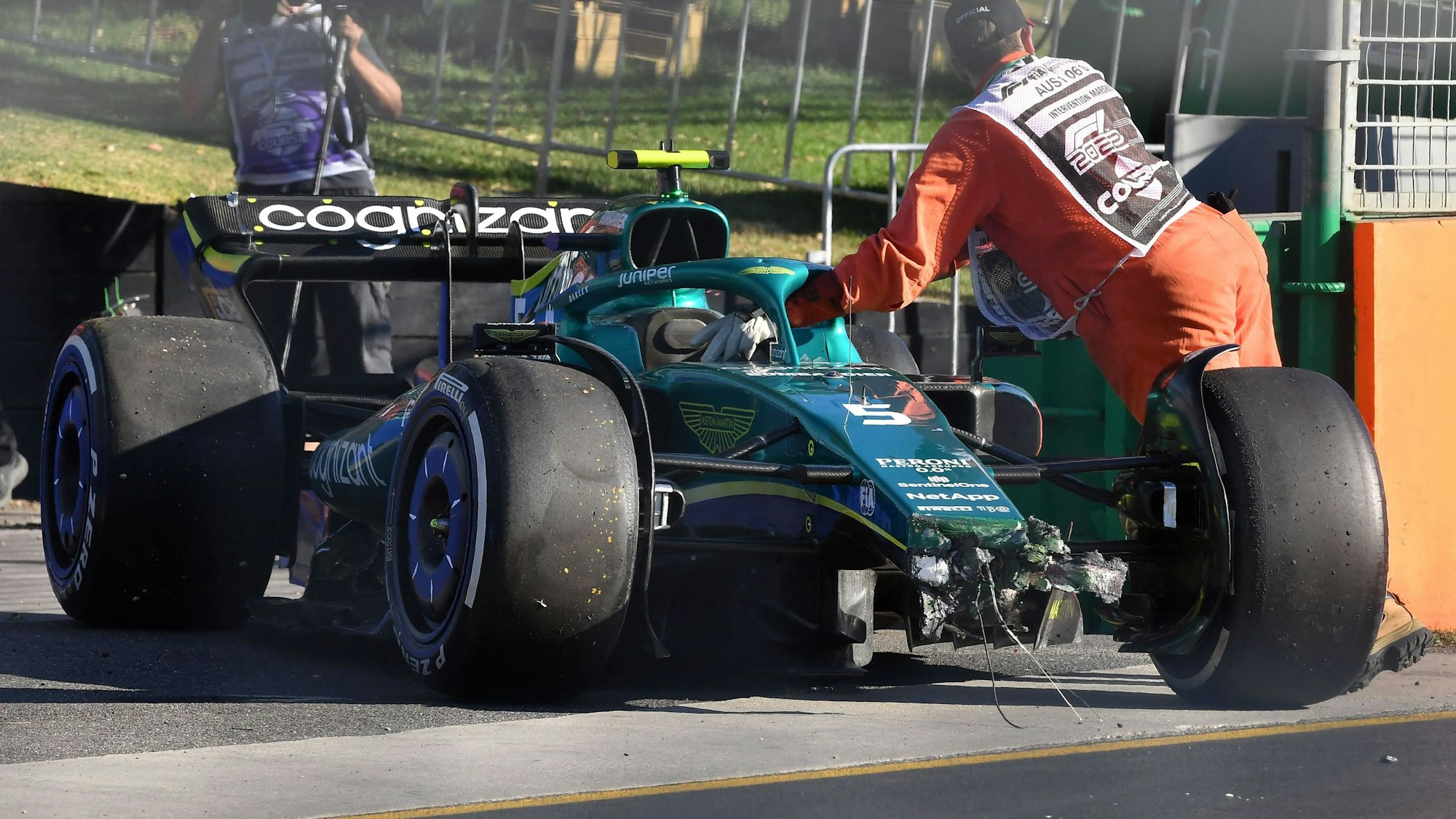 Der demolierte Aston Martin von Sebastian Vettel neben der Strecke beim Rennen der Formel 1 in Australien.