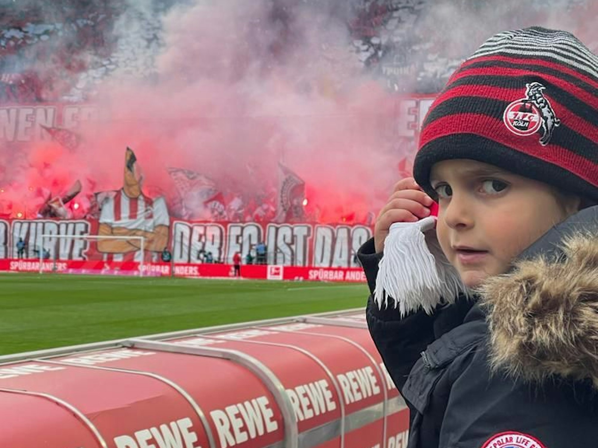 FC-Fan Luis im Stadion vor der Choreografie auf der Südtribüne.