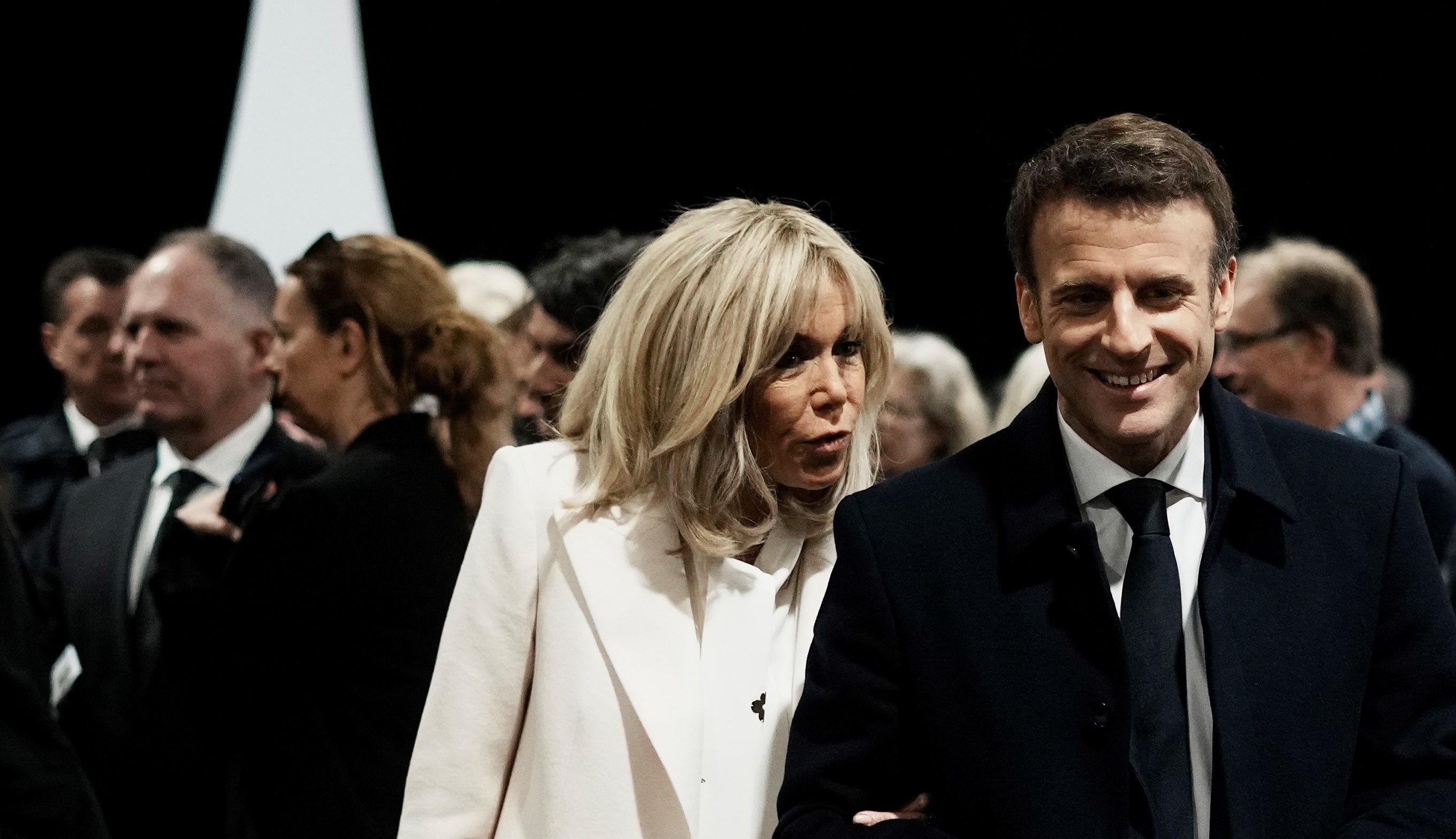 Präsidentschaftswahl in Frankreich 2022: Emmanuel Macron, Präsident von Frankreich, und seine Frau Brigitte Macron reffen zu Stimmabgabe während der ersten Runde der Präsidentschaftswahlen ein.