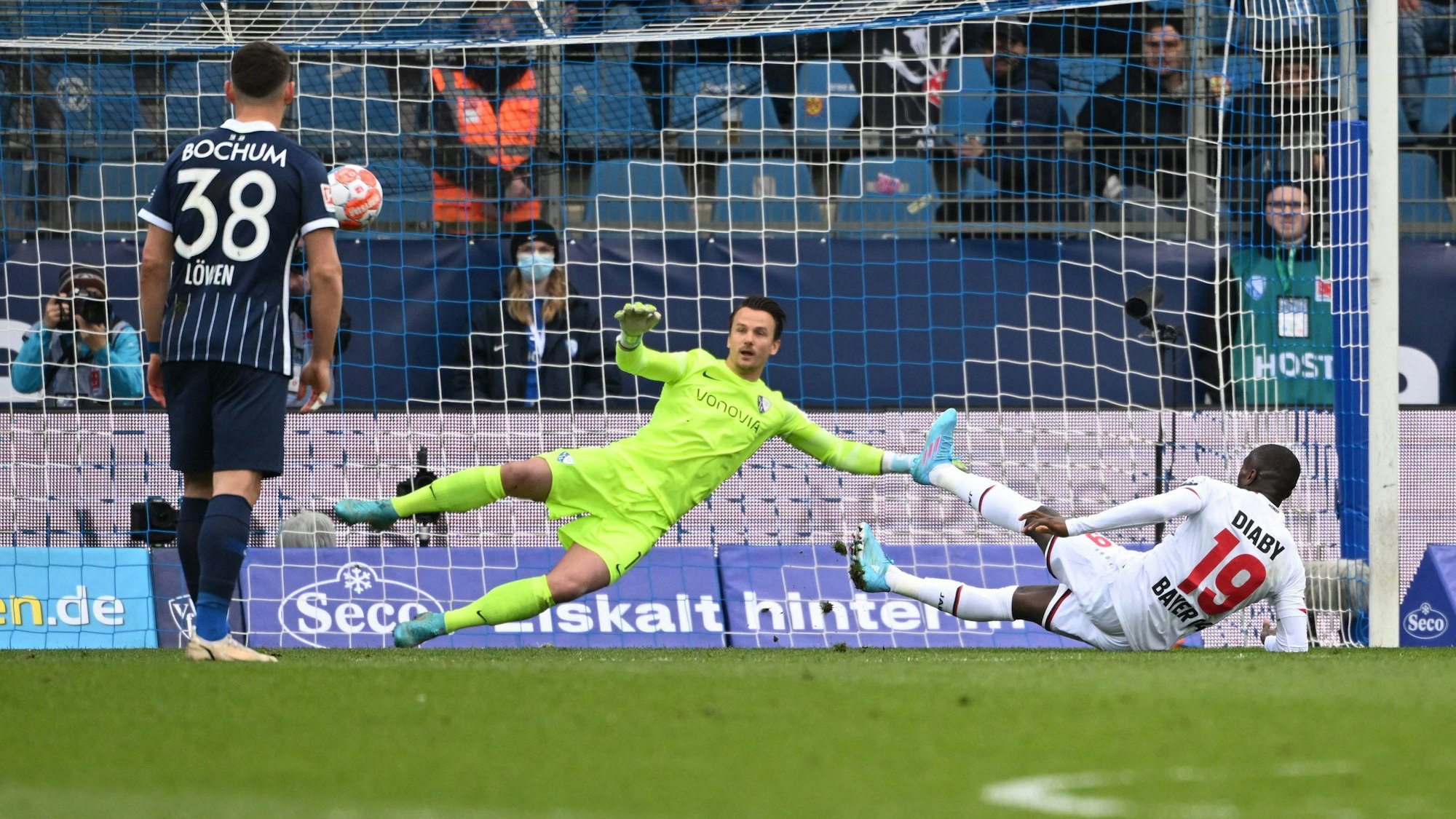 Moussa Diaby schießt sich beim Elfmeter-Fehlschuss selbst an.
