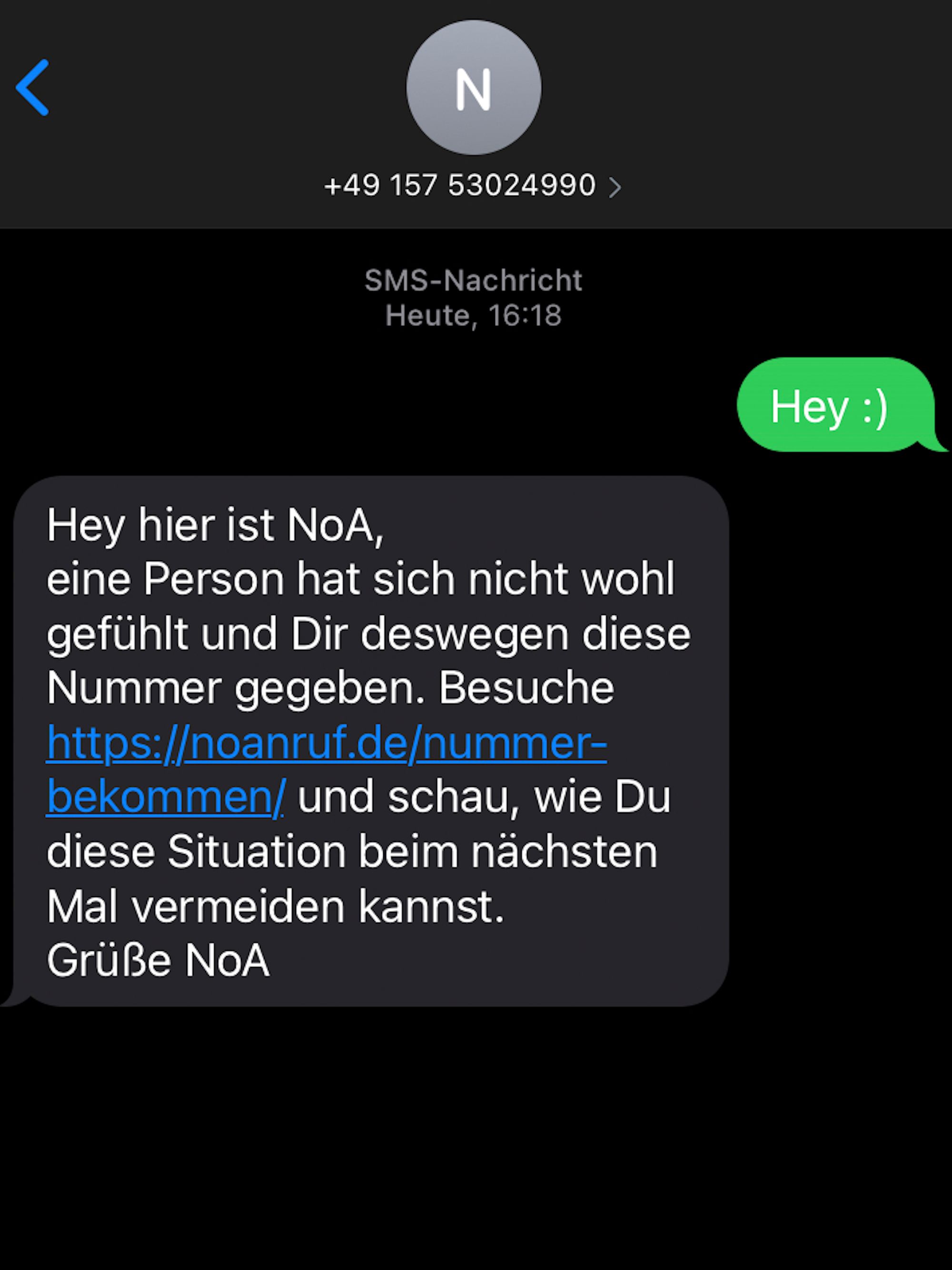 Ein Chat mit einer unbekannten Nummer auf einem Smartphone.