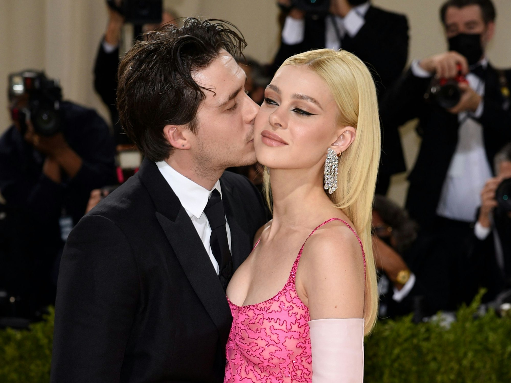 Brooklyn Beckham (l.) und Nicola Peltz (r.).