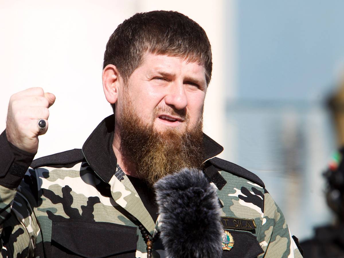 Ramsan Kadyrow, Anführer der russischen Provinz Tschetschenien, droht mit einem Großangriff auf Kyjiw. Das Foto zeigt ihn am 29. März 2022 in der tschetschenischen Regionalhauptstadt Grosny.