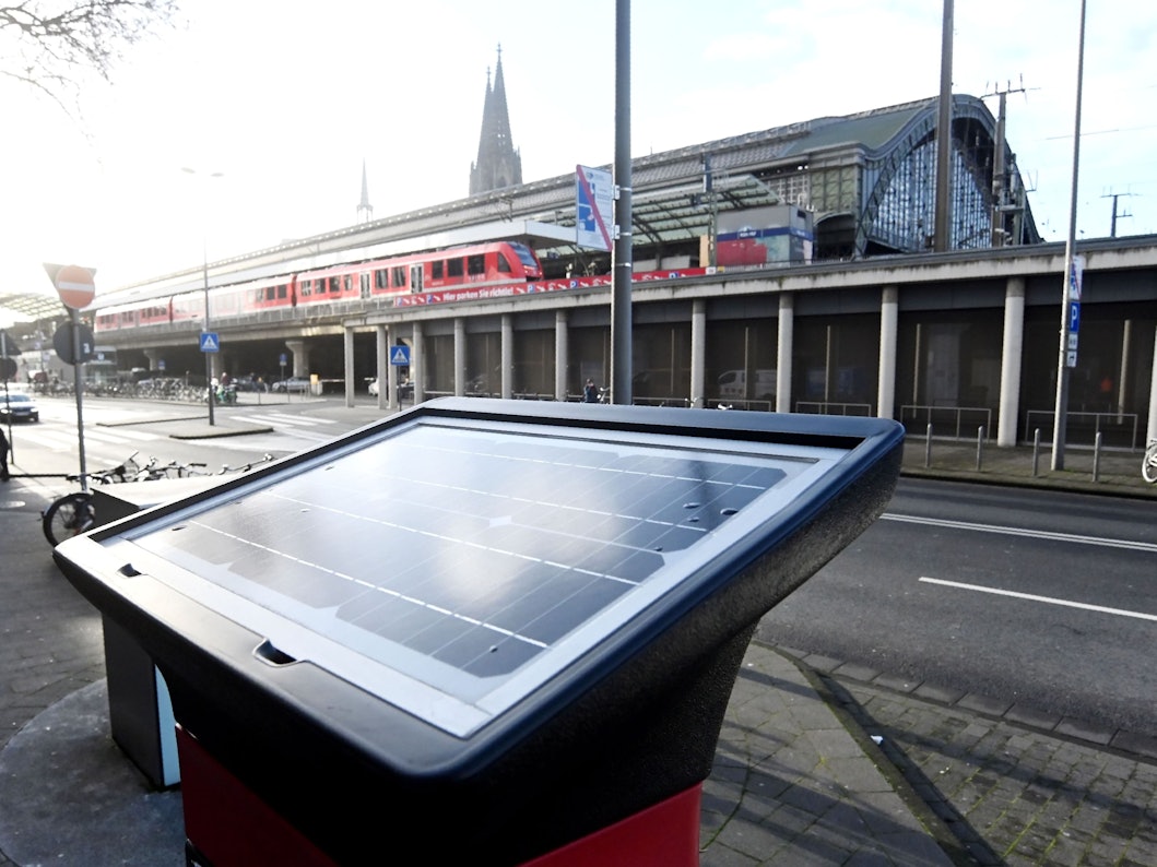 Der Parkscheinautomat auf der Maximenstraße wird mit Solarstrom betrieben.