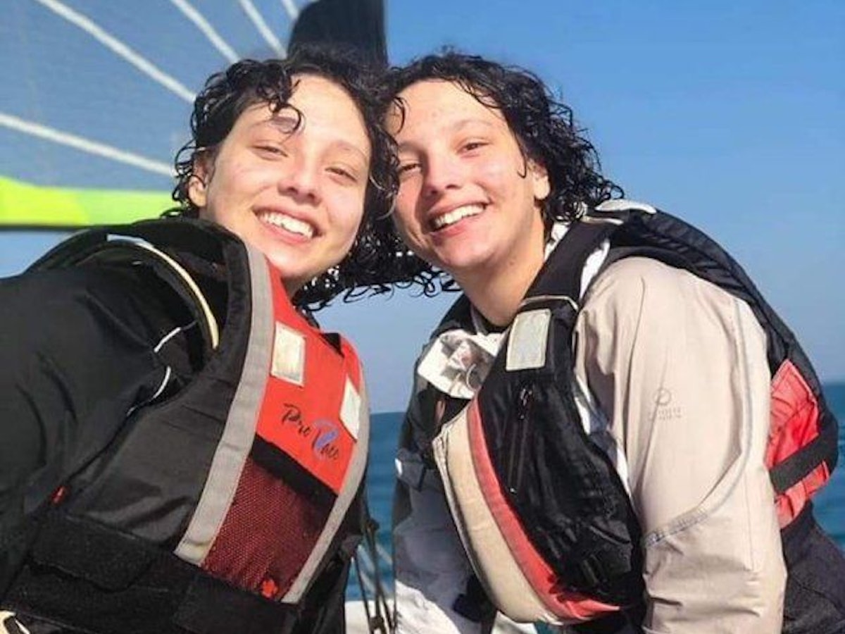 Eya und Sara Guezguez strahlen in die Kamera.