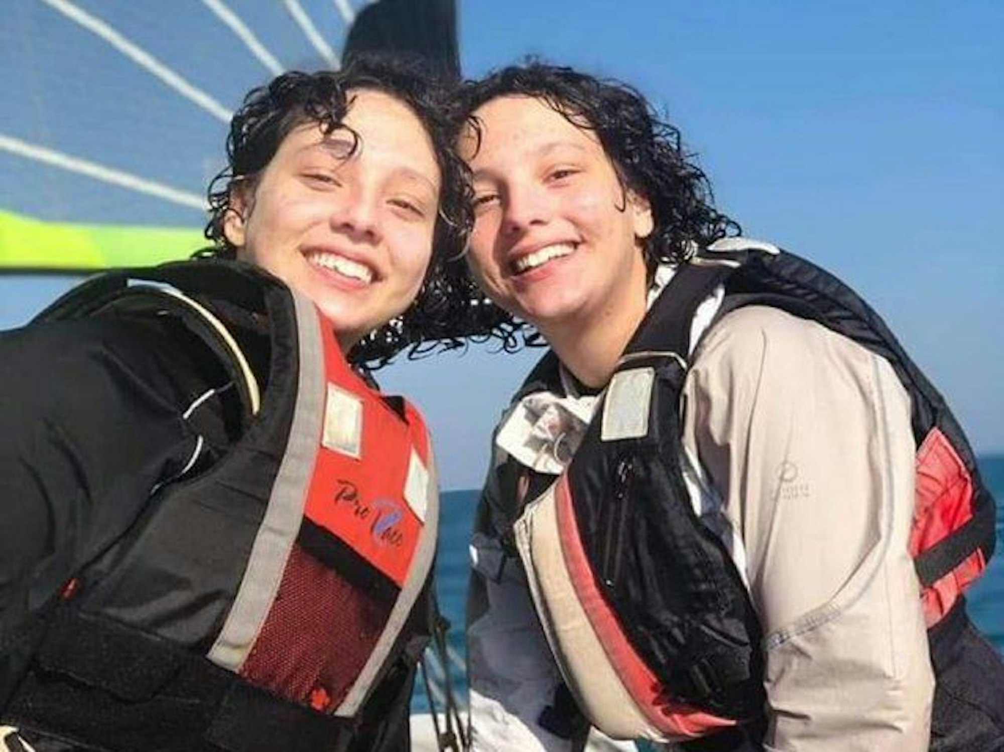 Eya und Sara Guezguez strahlen in die Kamera.