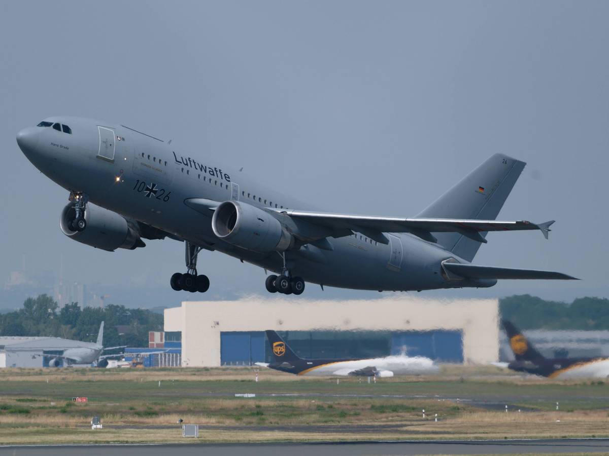 Ein Airbus A310 MedEvac der Bundeswehr startet am 26. Juni 2021 auf dem Flughafen Köln/Bonn. Das Spezialflugzeug hat am Montag (11. April 2022) schwerverletzte ukrainische Kinder und Erwachsene nach Deutschland gebracht.