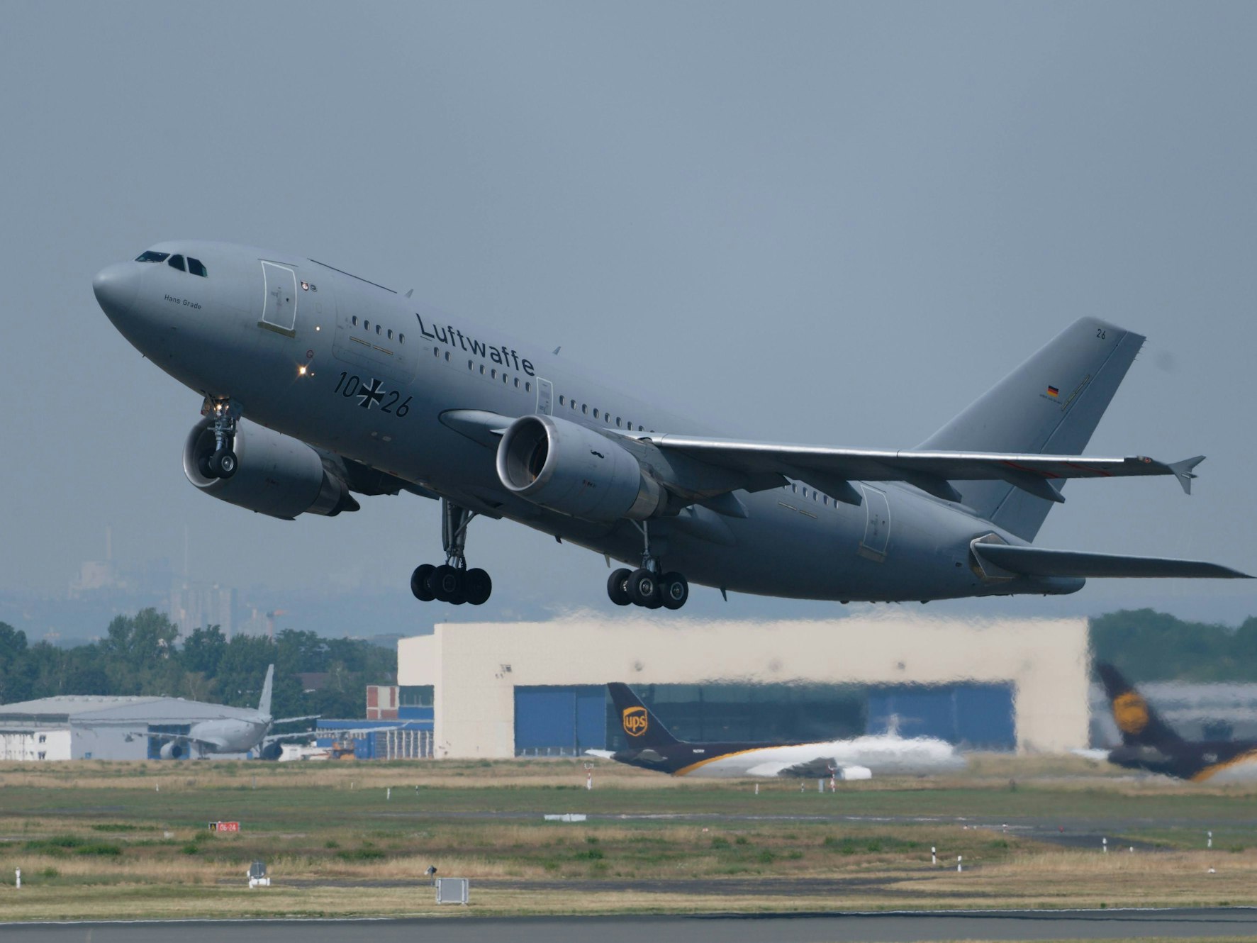 Ein Airbus A310 MedEvac der Bundeswehr startet am 26. Juni 2021 auf dem Flughafen Köln/Bonn. Das Spezialflugzeug hat am Montag (11. April 2022) schwerverletzte ukrainische Kinder und Erwachsene nach Deutschland gebracht.