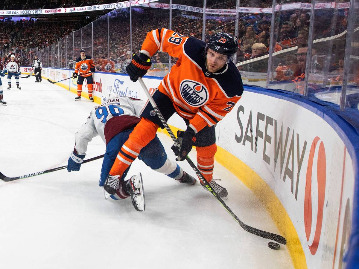 Mikko Rantanen (96) von Colorado Avalanche kämpft gegen Leon Draisaitl (29) von den Edmonton Oilers während des dritten Drittels.