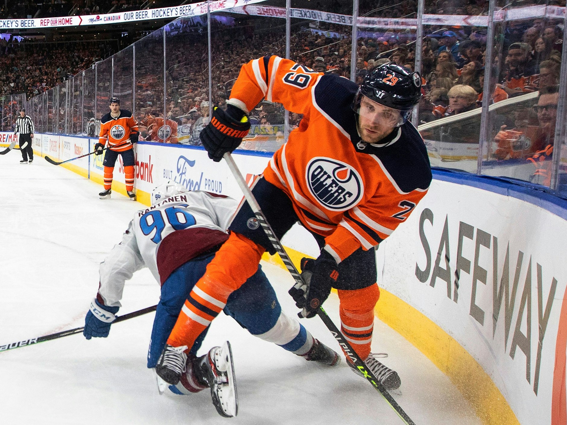 Mikko Rantanen (96) von Colorado Avalanche kämpft gegen Leon Draisaitl (29) von den Edmonton Oilers während des dritten Drittels.