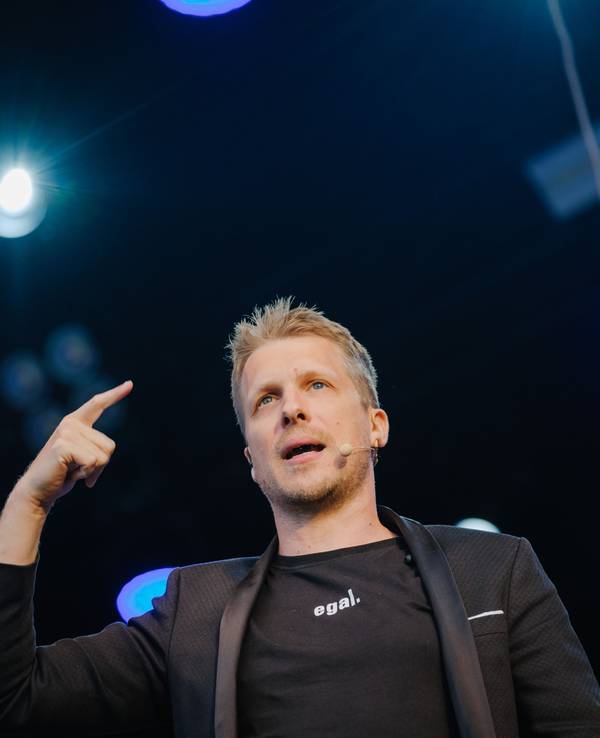 Oliver Pocher, Comedian, ist auf einer Autokino-Bühne auf dem Schützenplatz. Das Foto ist am 07.05.2020 aufgenommen worden.