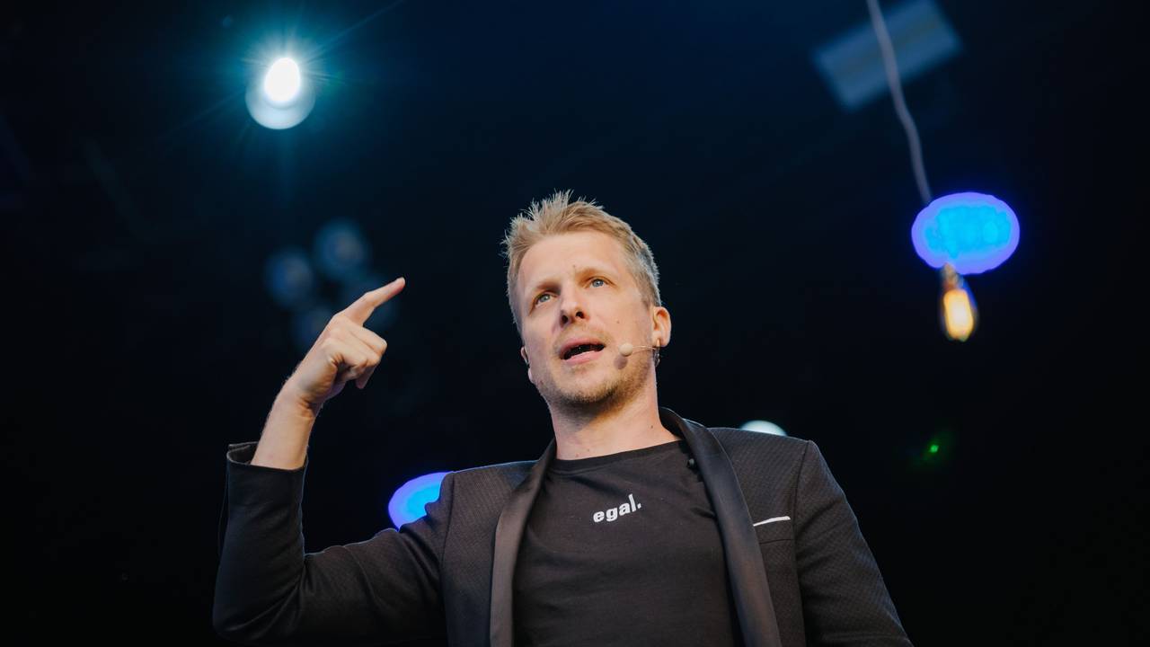 Oliver Pocher, Comedian, ist auf einer Autokino-Bühne auf dem Schützenplatz. Das Foto ist am 07.05.2020 aufgenommen worden.