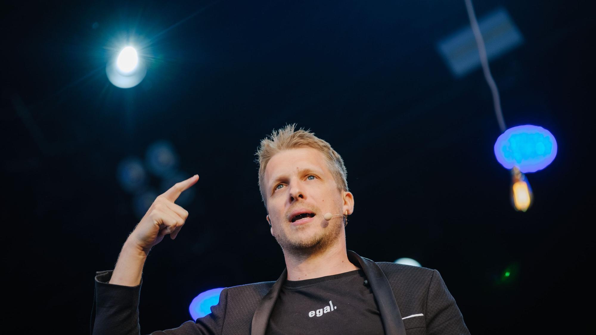 Oliver Pocher, Comedian, ist auf einer Autokino-Bühne auf dem Schützenplatz. Das Foto ist am 07.05.2020 aufgenommen worden.
